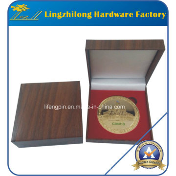 Caja de embalaje de madera con moneda de solapa de oro